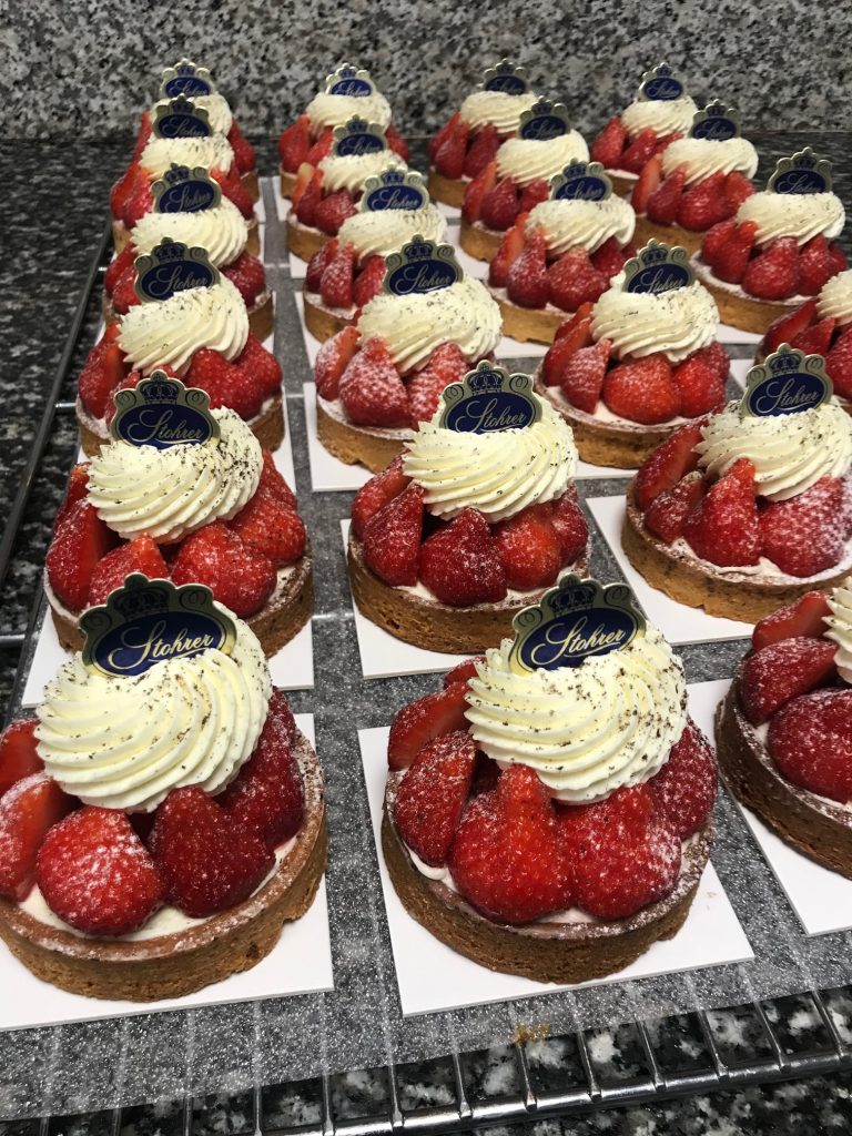 Tartelettes aux fraises, réalisées en stage chez Stohrer. Ce stage s'est révélé idéal pour un candidat au CAP pâtissier en candidat libre.
